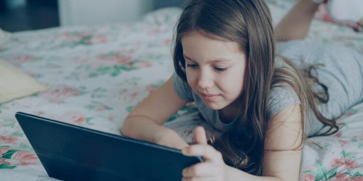 Onderzoekers: ‘Te jong op social media levert slechtere schoolresultaten op’