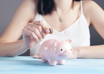 Zakgeld geven aan je kinderen of eerst klusjes doen? Dit zeggen gedragseconomen